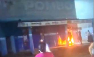 Populares registram incêndio em um supermercado no Setor Barros em Araguaína. 