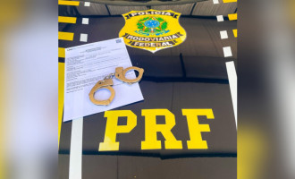 Abordagem da PRF na BR-153 durante fiscalização que resultou no cumprimento de mandados de prisão