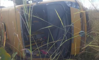 Ônibus escolar da Prefeitura de Paranã tombou na TO-010 durante trajeto com estudantes no sul do Tocantins