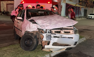 Fiat Palio parou no canteiro central da Av. Brasil no setor Coimbra.
