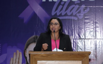 Secretária Berenice Barbosa durante a abertura da campanha Agosto Lilás no Palácio Araguaia, reforçando o compromisso do Estado no combate à violência contra a mulher.