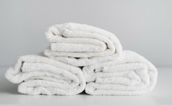 Família com toalhas organizadas por tipo e função: planejamento evita desperdício e garante uniformidade no banheiro (