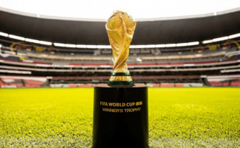 Estádio Azteca, que abre o Mundial 2026, com a taça da Copa do Mundo