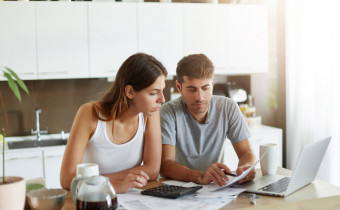 Ilustração de casal analisando finanças pessoais 