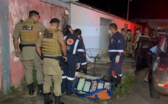 Vítima foi encontrada caída, na calçada de casa, com ferimento grave na cabeça. 