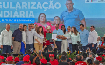 Governador Wanderlei Barbosa e presidente Luiz Inácio Lula da Silva assinam, em Araguatins, acordo que garante ao Tocantins a gestão fundiária de 1,9 milhão de hectares de terras da União