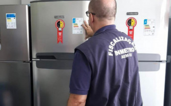 Equipe técnica da área de qualidade fiscaliza empresas para verificar se os produtos têm o Selo Inmetro
