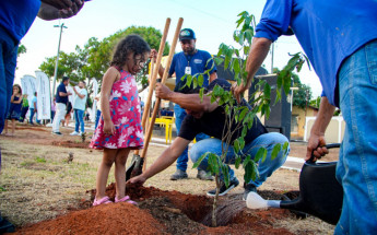 Plantio de mudas marcou a abertura do Projeto Praça Verde no Setor Santa Terezinha.
