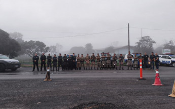 Mais de 25 policiais civis e militares participaram da ação 