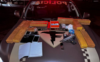 Material apreendido pela PM: 15 tabletes de maconha, mais porções da droga, uma pistola e material para embalagem. A carga foi interceptada após sair do Maranhão em um caminhão de gesso.