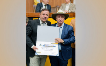 Wagner Martins Borges recebe o Título de Cidadão Tocantinense durante sessão solene na Assembleia Legislativa, ao lado de autoridades, família e representantes do agro.