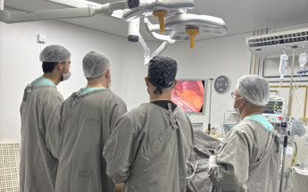  Equipe médica durante procedimento