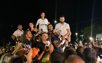 Governador Wanderlei Barbosa discursando durante o mutirão, destacando ações e atendendo a população presente.