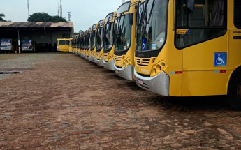 Ônibus no estacionamento da empresa, durante a paralisação do transporte coletivo em Araguaína.