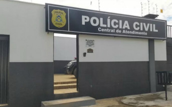 O homem foi autuado em flagrante pelos crimes de injúria majorada, ameaça majorada e subtração de incapaz. 
