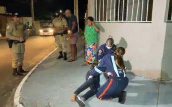 Vítima sendo atendida por socorristas do Samu.