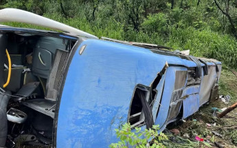 Mulher morre após ônibus tombar na BR-153, em Aliança do Tocantins