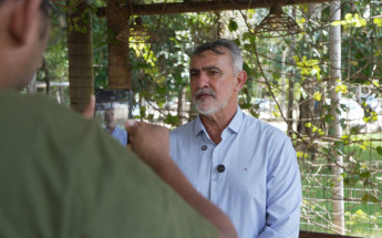 Deputado estadual Amélio Cayres durante encontro com profissionais da imprensa em Gurupi.