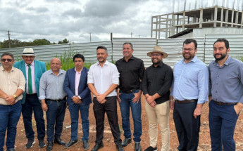 Presidente da Câmara, Max Fleury, e vereadores durante vistoria na obra da nova sede do Legislativo em Araguaína (