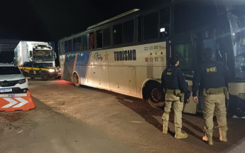 Ônibus abordado pela PRF em Araguaína transportava trabalhadores em condições degradantes; colchões em mau estado e banheiro obstruído foram encontrados no veículo