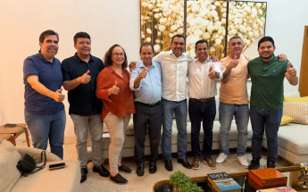 Governador Wanderlei Barbosa durante reunião com pré-candidatos do Republicanos ao Congresso Nacional, em Palmas