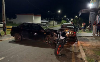 Motorista perdeu o controle e coligiu em veículos estacionados em frente uma adega. 