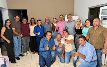 Pré-candidato Vicentinho Júnior durante encontro com lideranças políticas em Pedro Afonso