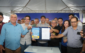 Senadora Professora Dorinha durante assinatura da ordem de serviço para pavimentação da TO-010, ao lado do governador Wanderlei Barbosa e demais autoridades