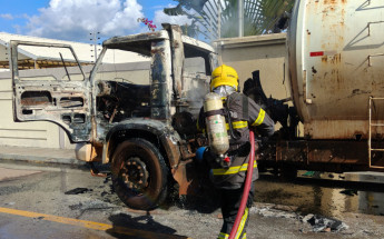 Caminhão do tipo limpa-fossa pegou fogo na tarde desta quarta-feira (29) na Rua José de Alencar, setor Jardim Filadélfia, em Araguaína