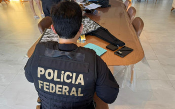 Policiais federais durante cumprimento de mandados da Operação Palavra-Chave em Araguaína