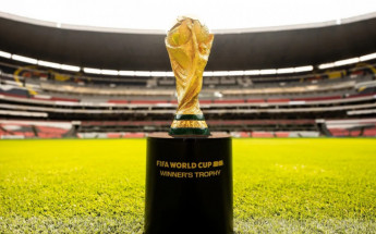 Estádio Azteca, que abre o Mundial 2026, com a taça da Copa do Mundo