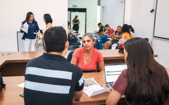 Candidatos podem concorrer a vagas com salário por hora, gorjetas e benefícios como vale-transporte e refeição no loca