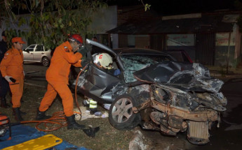 Carro de passeio ficou destruído após colisão com caminhão no cruzamento da Avenida São Francisco com a Rua do Colégio, em Araguaína 