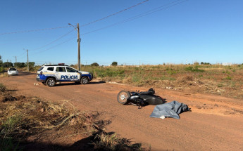 Motocicleta conduzida pela vítima ficou caída na Rua Castanheira, no setor Lago Sul, onde o acidente fatal foi registrado na manhã desta sexta-feira (26).