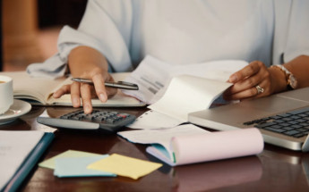 Sebrae orienta empreendedores a manterem as obrigações fiscais em dia para evitar restrições e garantir a regularidade do negócio.
