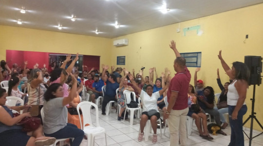 Durante assembleia, professores da rede municipal de Araguaína decidiram paralisar as atividades por dois dias como movimento de protesto.