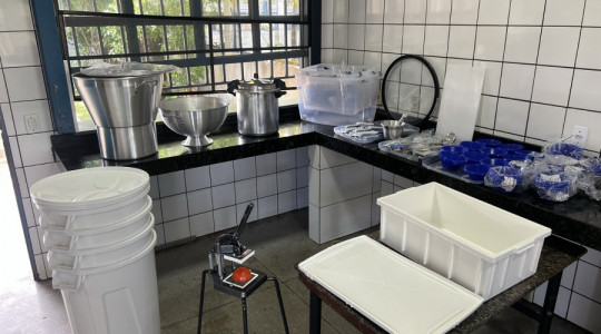  Foram adquiridos utensílios de cozinha, incluindo bens de consumo e permanentes, para todas as 502 unidades escolares da Rede Estadual