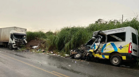 Acidente entre caminhão e van deixou 12 mortos no Tocantins