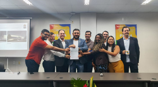 Representantes da SPU-TO e da UFT segurando o documento oficial que formaliza a cessão do imóvel para a Casa do Estudante da UFT. Foto: Arquivo SPU-TO