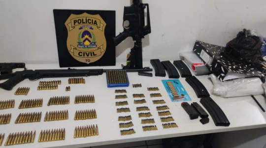 Armas de fogo e munições apreendidas na propriedade do suspeito durante operação da Polícia Civil.