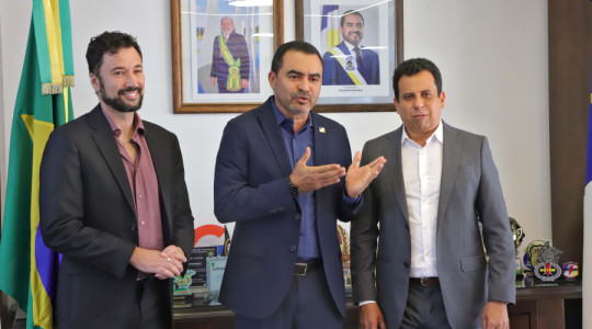 Governador Wanderlei Barbosa, em seu gabinete, durante o anúncio da oferta de 240 vagas em cursos de pós-graduação para professores da rede pública;