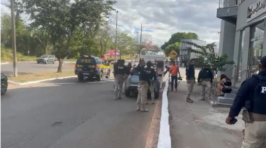 Ao tentar fugir, homem entrou no perímetro urbano de Araguaína em alta velocidade e acabou colidindo com outro carro próximo à rotatória da Avenida Filadélfia