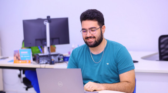  As bolsas variam de R$ 350,00 a R$ 1.200,00, além de auxílio-transporte.