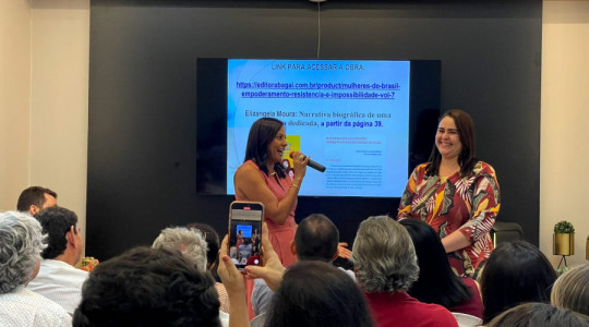 Professora Elizangela Moura emocionada ao receber homenagem de familiares e amigos: Minha família venceu pela força da educação.