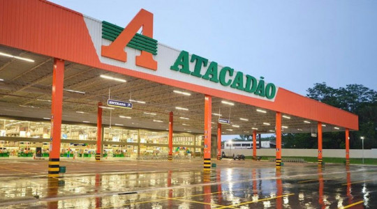 Rede Atacadão abre 80 vagas no Tocantins com benefícios como assistência médica, vale-transporte e PLR. Iniciativa fortalece geração de empregos no estado.