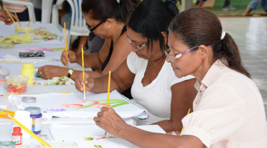 Para participar, é necessário comparecer ao local onde o curso ou oficina está sendo realizado, levando RG, CPF e comprovante de residência. Menores de idade devem estar acompanhados pelos responsáveis no ato da matrícula