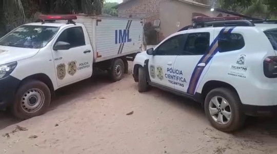 Equipes da Polícia Técnico-Científica e do Instituto Médico Legal (IML)