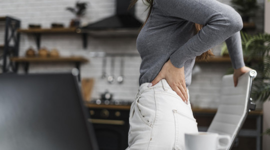 A dor na cintura lado direito pode ter diferentes origens, incluindo problemas musculares, articulares ou neurológicos