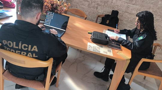 Policiais federais durante cumprimento de mandado na Operação Nêmesis, no Tocantins