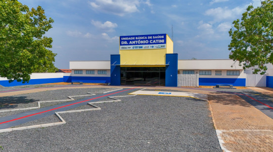 A nova UBS conta com 6 consultórios para atendimento médico, consultório odontológico, sala de procedimentos, além da sala destinada à equipe do Consultório na Rua